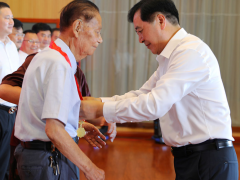 牢記初心使命，堅定理想信念 天康集團黨委舉行“光榮在黨50年”紀念章頒發(fā)儀式