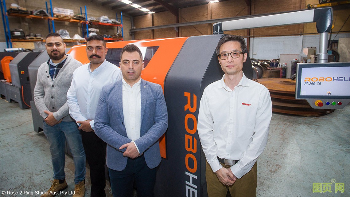 來自 RoboHelix 公司的業務拓展專員 Peter Fahim、電氣和控制部門主管 Budhaditya Majumdar 博士及公司 CEO Hayel Smair 與倍福澳大利亞新南威爾士州辦事處銷售工程師殷博川（從左至右）。 